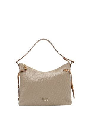 Borsa a tracolla in pelle intrecciata beige con una singola cinghia, cerniera dorata e piccoli nappine di pelle su ciascun lato, con marchio "Y CLASSE" sulla parte anteriore.