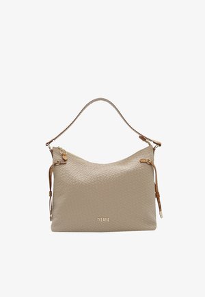 Borsa a tracolla in pelle intrecciata beige con una singola cinghia, cerniera dorata e piccoli nappine di pelle su ciascun lato, con marchio "Y CLASSE" sulla parte anteriore.