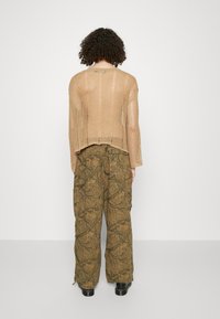 Jaded London OVERSIZED PARACHUTE PANTS REALTREE CAMO - Oldalzsebes nadrágok - camo