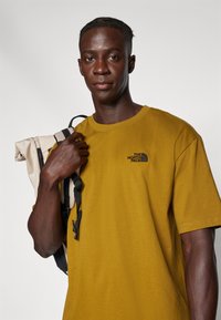 The North Face M SS ESSENTIAL OVERSIZE TEE - Trükipildiga T-särk - moss green