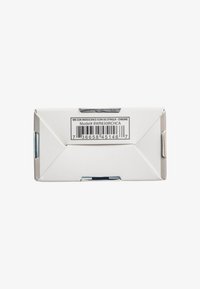 Witte rechthoekige doos met zilveren accenten, barcode en modelnummer op de achterkant. Bevat productinformatie en ontwerpdetails.