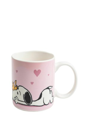 Rosa Tasse mit Snoopy, der liegt und Woodstock auf seiner Nase hat, sowie kleinen rosa Herzen, die über ihnen schweben.