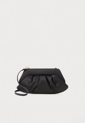Sort blød clutch-taske med rynket stofdesign og aftagelig håndledsrem, vist på hvid baggrund.