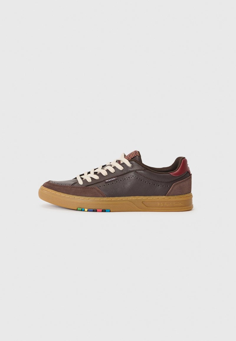 Baskets en cuir marron avec lacets crème, accents bordeaux contrastants, design perforé et détails multicolores sur la semelle.