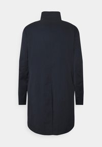 Námořnický dlouhý kabát s vysokým límcem, dlouhými rukávy a rovného střihu. Hladká textura, žádné viditelné zapínání nebo vzory.