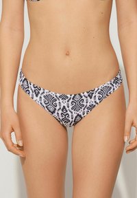 Parte inferior de bikini en blanco y negro con un intrincado patrón de paisley. La tela es suave, con un corte de talle bajo y cobertura moderada.