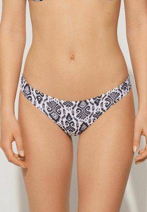 Czarny i biały bikini z zawiłym wzorem paisley. Materiał jest gładki, z niskim stanem i umiarkowanym zakryciem.