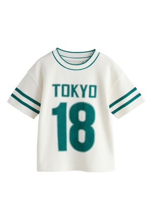Cămașă albă cu mâneci scurte, cu margine verde, dungi verzi pe mâneci și „TOKYO 18” imprimat cu litere și cifre mari verzi în față.