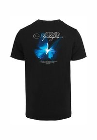 Sort bomulds t-shirt med et stort, livligt blåt sommerfuglegrafik på ryggen, med hvid tekst ovenfor, der står "NO Apologies".