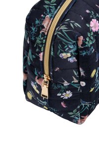 Borsa in tessuto con motivo floreale blu navy, dotata di una cerniera dorata e texture trapuntata, arricchita da fiori colorati e piccoli animali.