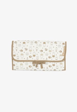 Couverture pour bébé pliée avec bordure marron clair et lien, imprimée de petits animaux et fleurs en dessin animé beige et blanc sur fond blanc.