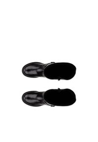 Svarta läderankelstövlar med en slät finish, rund tå och en mjuk svart foder upptill. Har en minimalistisk design.