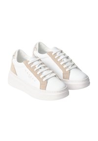 Sneaker in pelle bianca con dettagli in suede beige, punta rotonda, suola piatta e lacci. Design semplice con logo sul lato.