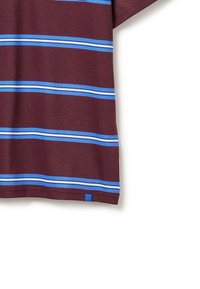 Camiseta burdeos con rayas azules horizontales. Tela suave, corte estándar, mangas cortas y una etiqueta azul cerca del dobladillo.
