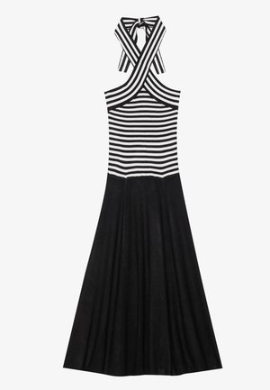 Šaty bez ramienok s čierno-bielymi horizontálnymi pruhmi, priliehavým trupom a splývavou čiernou sukňou; textúrovaná látka s viazaním za krkom.