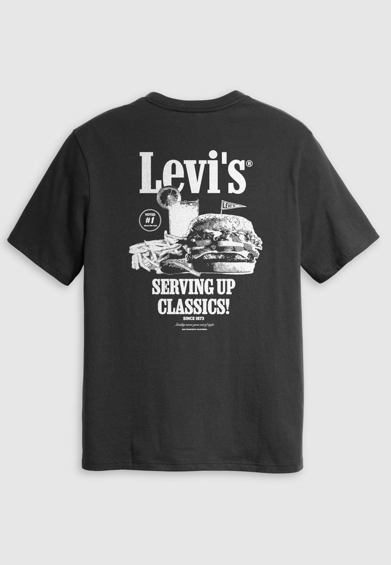 T-shirt en coton noir avec un imprimé graphique blanc représentant un hamburger, des frites et le texte « Levi's SERVING UP CLASSICS ! » au dos.