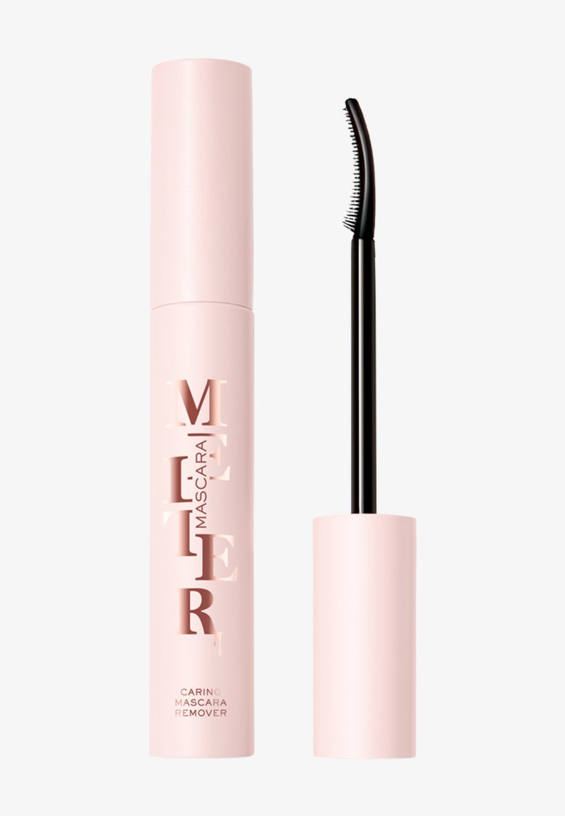 Tube de démaquillant pour mascara rose avec une brosse noire incurvée à côté, sur un fond blanc.