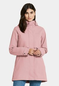 Vaaleanpunainen vedenpitävä takki hupulla, neppareilla ja sivutaskuilla. Pehmeä rakenne, hieman kapeneva muotoilu ja logo rinnassa.