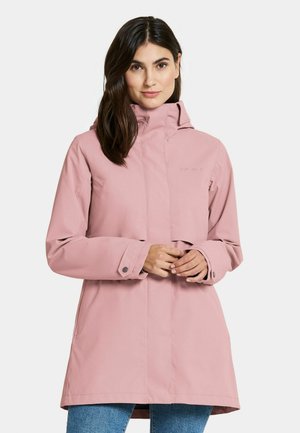 Roze waterdichte jas met een kap, drukknoopsluiting en zijzakken. Zachte textuur, iets getailleerd ontwerp en een logo op de borst.