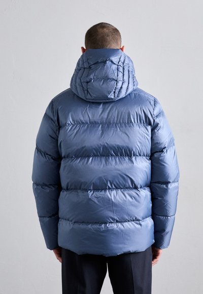 Blaues Steppjacke mit hohem Kragen und gestepptem Design. Sie hat eine glänzende, isolierte Textur und eine Kapuze. Rückansicht dargestellt.