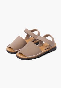 Sandali beige aperti con doppie cinghie, dettagli cuciti, suola in gomma e materiale superiore liscio per comfort e durata.