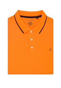 Pomarańczowa koszulka polo z teksturowanej tkaniny, czarnym wykończeniem kołnierzyka, trzema białymi guzikami i małym detalem z logo z przodu.