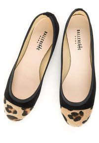 Bailarinas negras con puntera de estampado de leopardo, textura similar a ante en la parte delantera, forro interior suave y logo impreso en la planta.