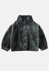 Grijze faux bontjas met een hoge kraag, grote knopen aan de voorkant en brede mouwen. Zachte textuur en een cropped ontwerp.