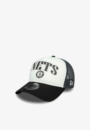 Brooklyn Nets verstellbare Kappe mit einer weißen Vorderseite, schwarzem Schirm und grauen Netzseiten. Enthält auffälligen 'NETS'-Text und kreisförmiges Logo-Detail.