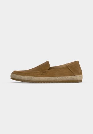 Brauner Wildleder-Slipper mit gewebter beiger Zwischensohle und strukturierter Gummilaufsohle, im Profil vor weißem Hintergrund gezeigt.