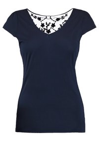 Námořnická modrá blůza s krátkým rukávem a výstřihem do V, se květinovou krajkovou vrstvou v oblasti výstřihu. Vyrobena z měkké látky, má přiléhavý střih.