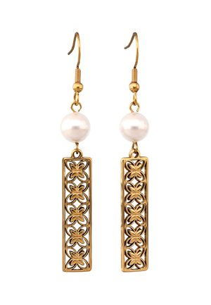 Cercei aurii cu cârlig, cu o perlă albă mare și un pandantiv dreptunghiular care prezintă un model floral decupat.
