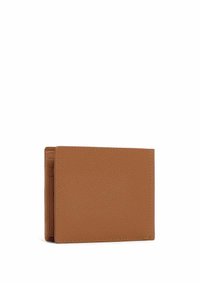 Portefeuille en cuir marron avec une surface texturée, design plié en deux et plusieurs emplacements pour cartes. Style minimaliste avec des détails de couture visibles.