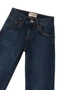 Vaqueros de mezclilla azul oscuro con corte recto, que cuentan con un cierre de botón y cremallera, cinco bolsillos y costuras anaranjadas en contraste.
