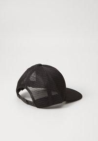 Svart snapback-cap med solid front, meshbakside og flat skjerm. Har justerbar snap-lukking og teksturert mesh-detaljering.
