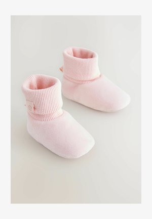 Lyserøde fleece-støvler med en ribbet fold-over kant og dekorative remdetaljer på siden. Blød tekstur med en rund tå-design.