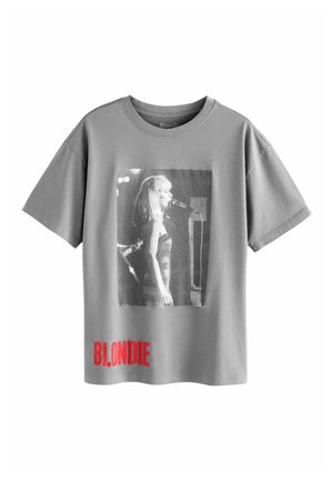 Šedé bavlněné tričko s krátkým rukávem, na kterém je černobílý fotografický tisk zpěváka a text "BLONDIE" v červené barvě na spodní části.