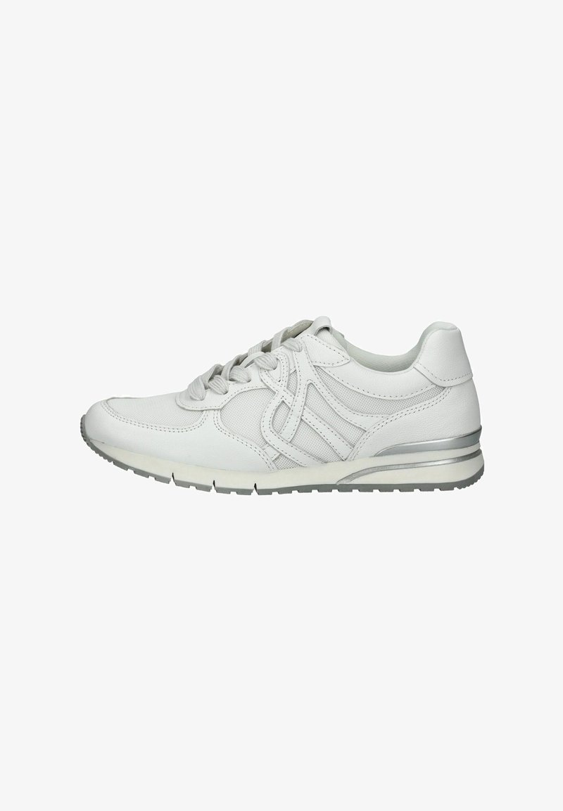 Chaussure de sport blanche avec un dessus en cuir et en mesh, un bout rond, un col rembourré, des lacets et une semelle en caoutchouc avec un léger accent métallique.