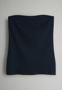 Černý žebrovaný top bez ramínek s rovný výstřihem a viditelným šitím podél okrajů, položený na světle šedém povrchu.