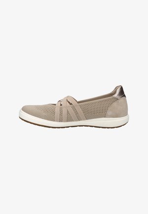Zapatos planos de malla beige con correas entrecruzadas, parte superior texturizada y un acento metálico en el talón, con una suela de goma blanca.