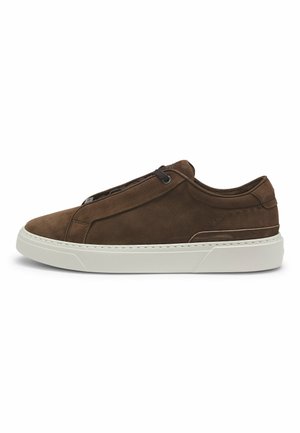 Niedrigsgeschnittener brauner Ledersneaker mit weißer Gummisohle und dunkelbraunen Schnürsenkeln, seitlich auf einem weißen Hintergrund dargestellt.