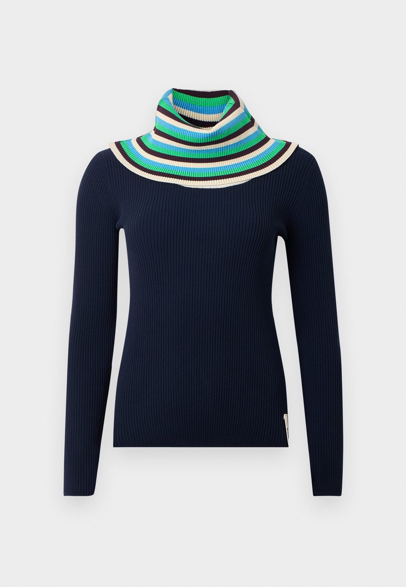 Marineblauwe geribde coltrui met een meerkleurige gestreepte kraag met horizontale lijnen in groen, blauw, zwart en crèmekleurige accenten.