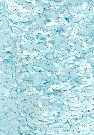 Sequins ronds bleu clair, superposés densément sur le tissu, créant une surface texturée et scintillante avec des reflets lumineux.