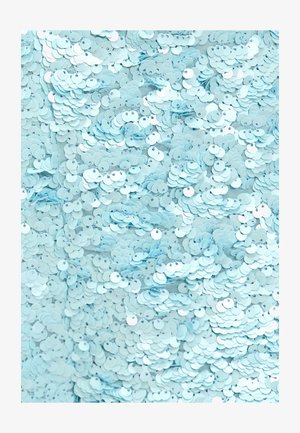 Sequins ronds bleu clair, superposés densément sur le tissu, créant une surface texturée et scintillante avec des reflets lumineux.