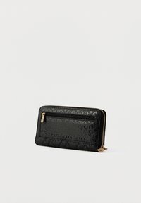 Czarny portfel wykonany z materiału o fakturze, wyposażony w kieszeń na zamek, tłoczony wzór oraz złote elementy ozdobne. Prostokątny kształt o eleganckim designie.