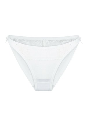 Braga blanca de encaje con un patrón floral, bordes ondulados y secciones transparentes. Presenta tirantes finos y una textura suave y lisa.