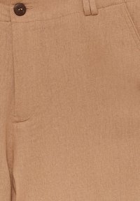 Khaki lniany materiał o subtelnej fakturze, z przednią kieszenią i brązowym zapięciem na guziki w talii.
