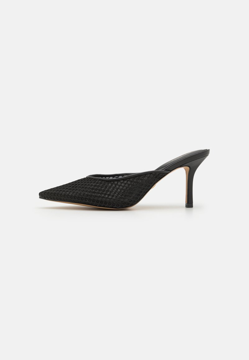 Mule-uri negre din plasă, cu vârf îngust, tocuri subțiri, model texturat și un design elegant, minimalist.