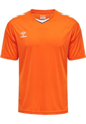 Oranje sportshirt met korte mouwen en een zwarte V-hals, voorzien van witte schouderaccenten en het Hummel-logo op de linkerborst. Gladde textuur.