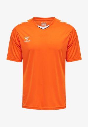 Maillot de sport orange à manches courtes avec un col en V noir, doté d'accents blancs sur les épaules et du logo Hummel sur la poitrine gauche. Texture lisse.